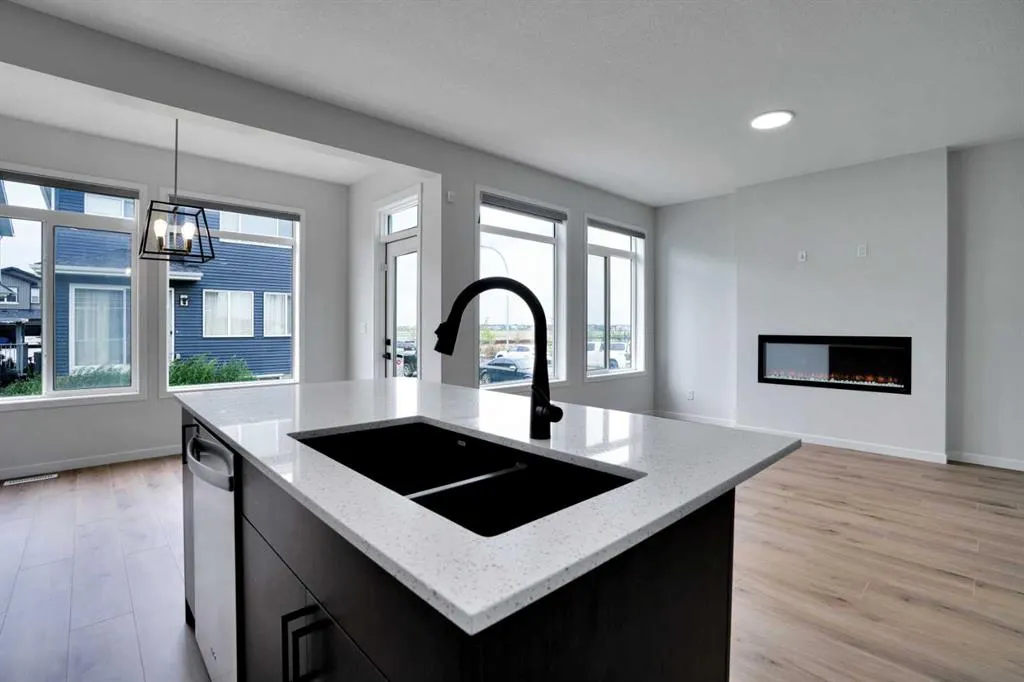8 Corner Glen Row NE