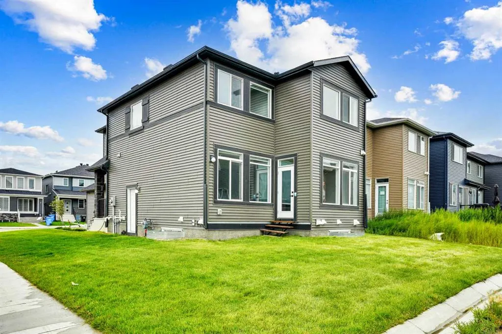 8 Corner Glen Row NE