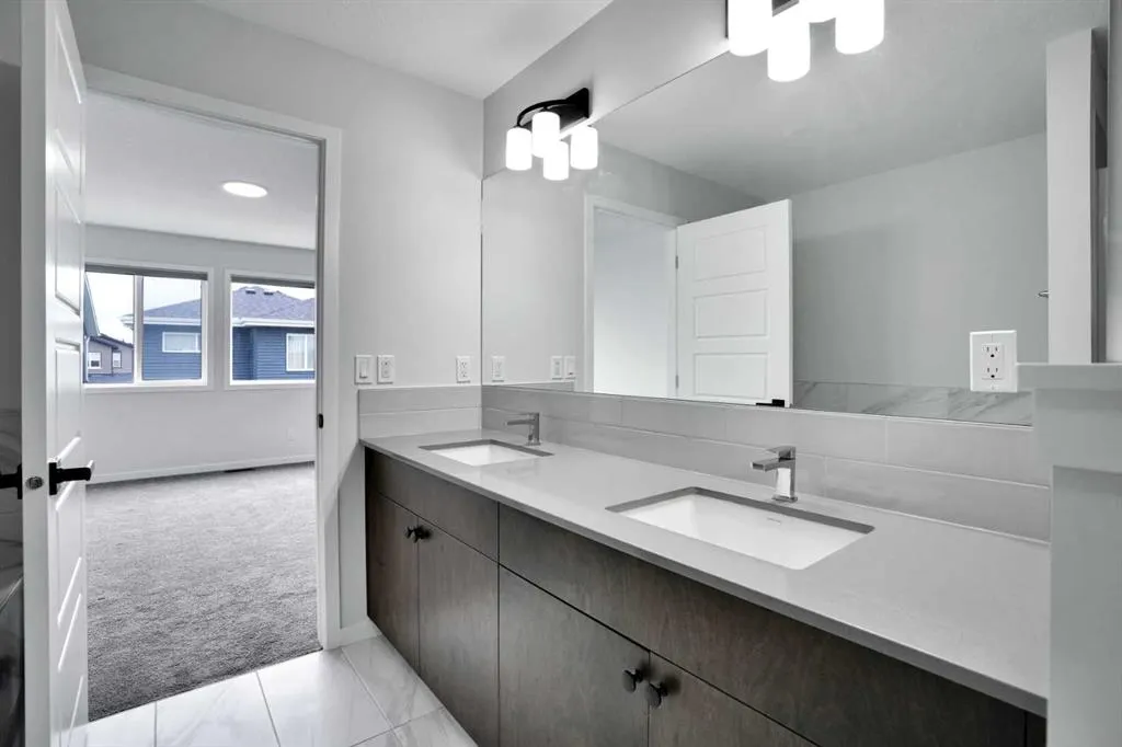 8 Corner Glen Row NE