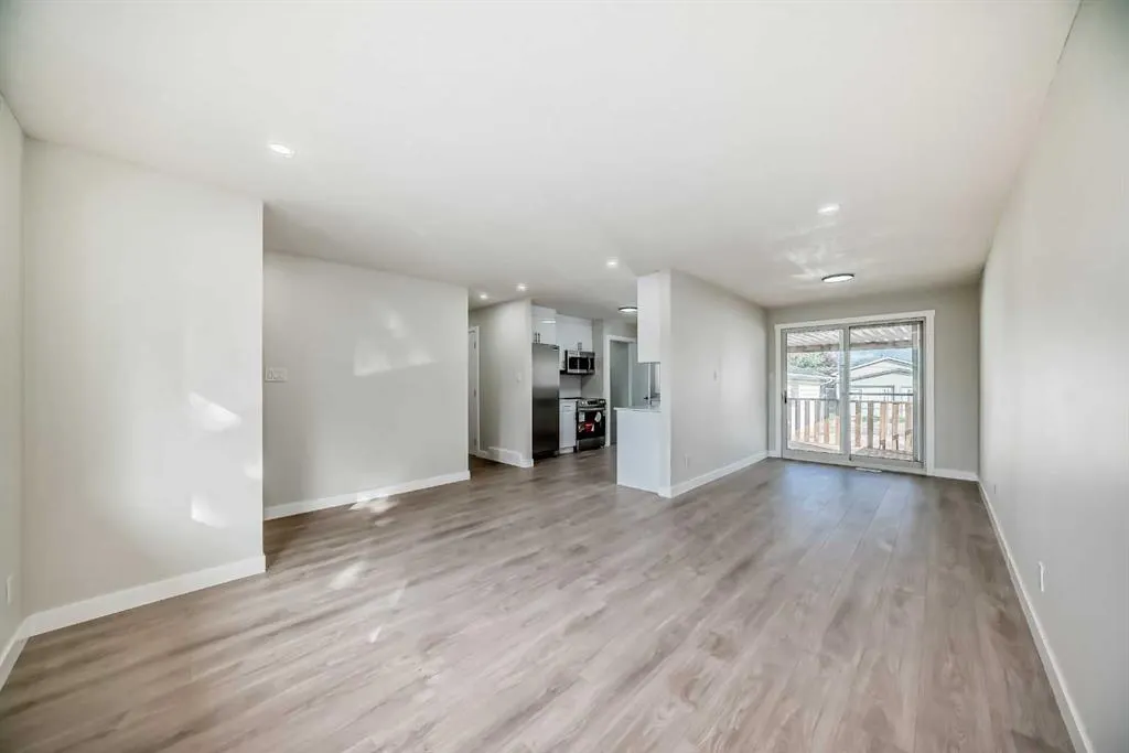 256 Penbrooke Close SE
