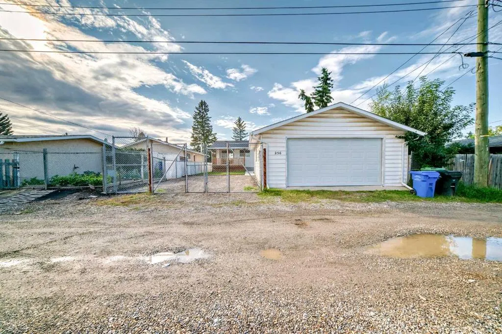 256 Penbrooke Close SE