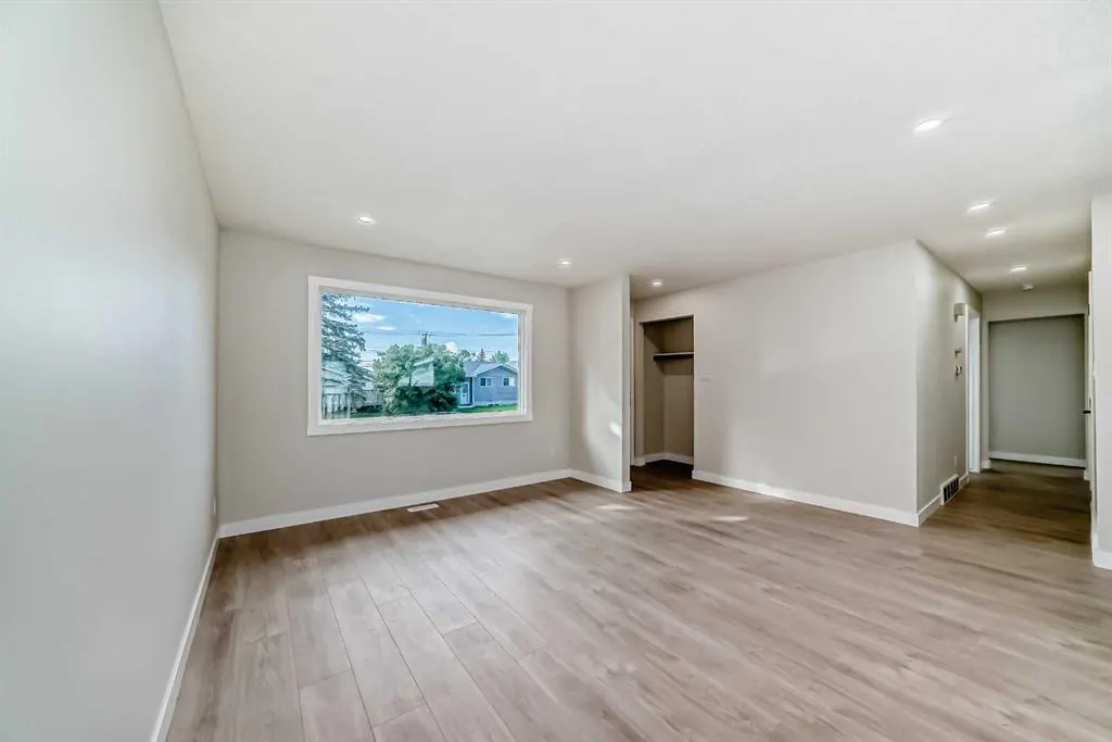 256 Penbrooke Close SE