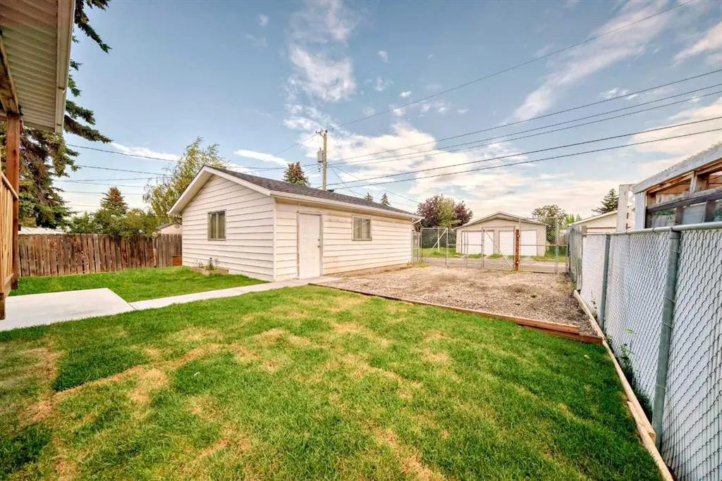 256 Penbrooke Close SE