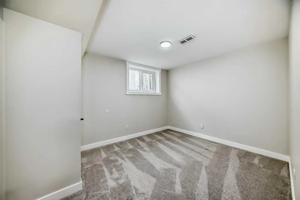 256 Penbrooke Close SE