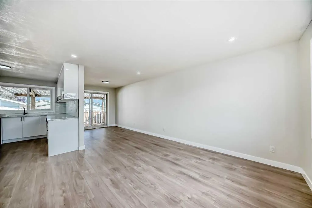 256 Penbrooke Close SE