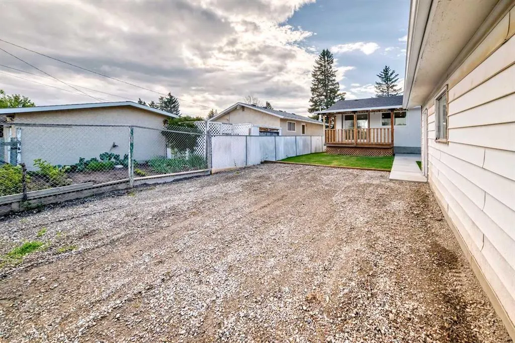256 Penbrooke Close SE