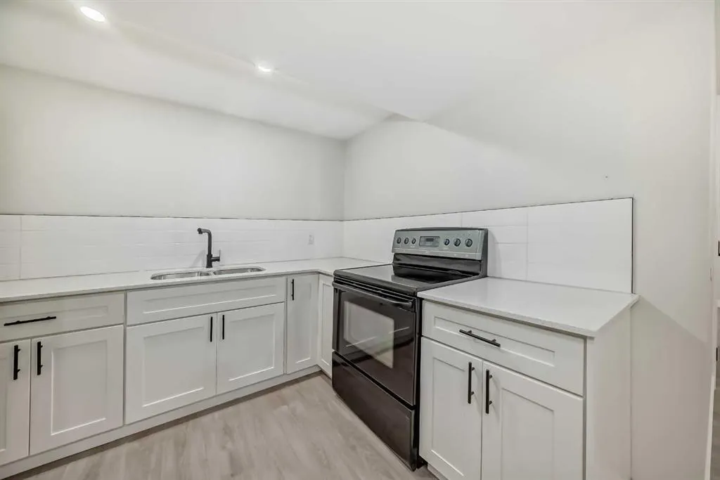 256 Penbrooke Close SE