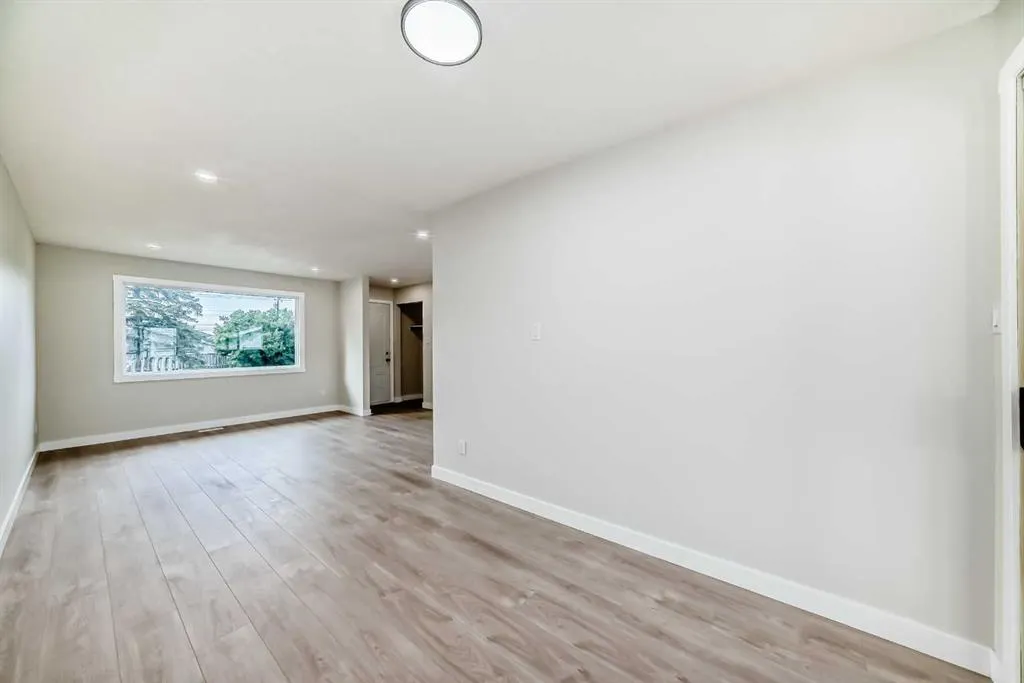 256 Penbrooke Close SE