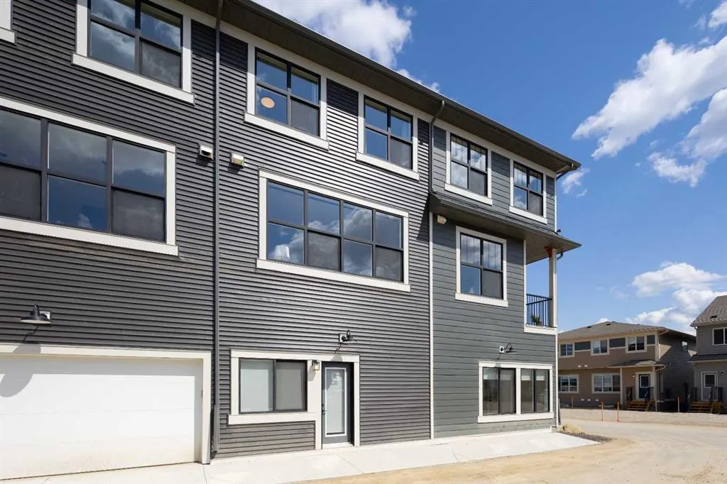 73 Wild Rose Way SE