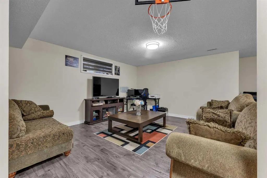 138 Saddlecrest Park NE