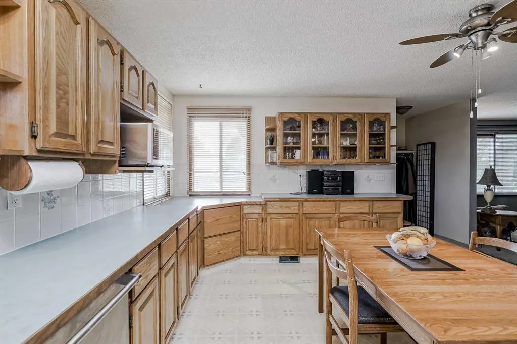 212 Doverview Crescent SE
