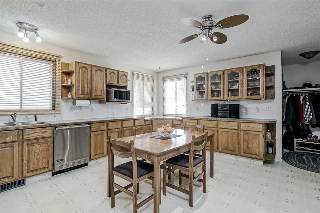 212 Doverview Crescent SE
