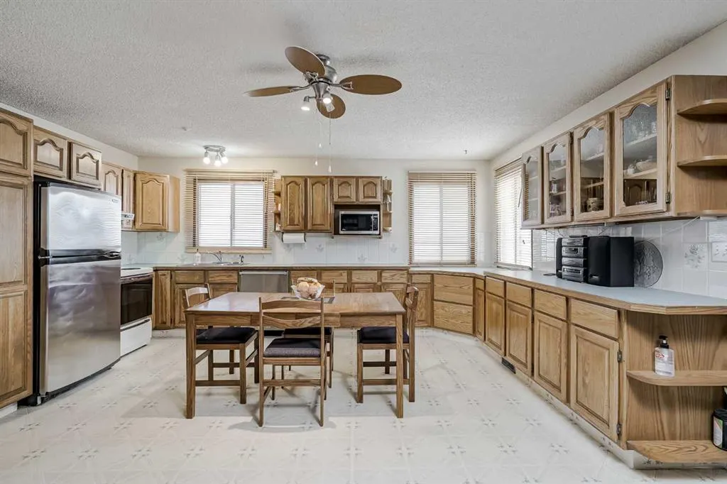 212 Doverview Crescent SE