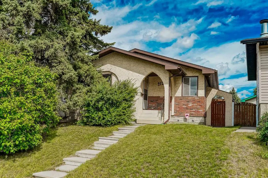 212 Doverview Crescent SE