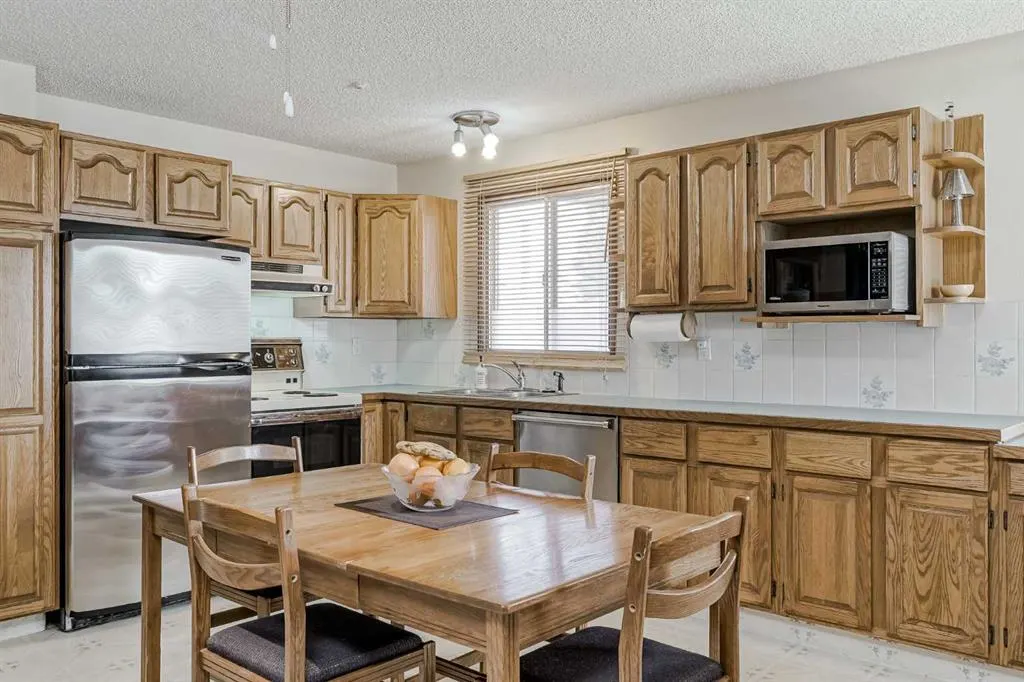 212 Doverview Crescent SE