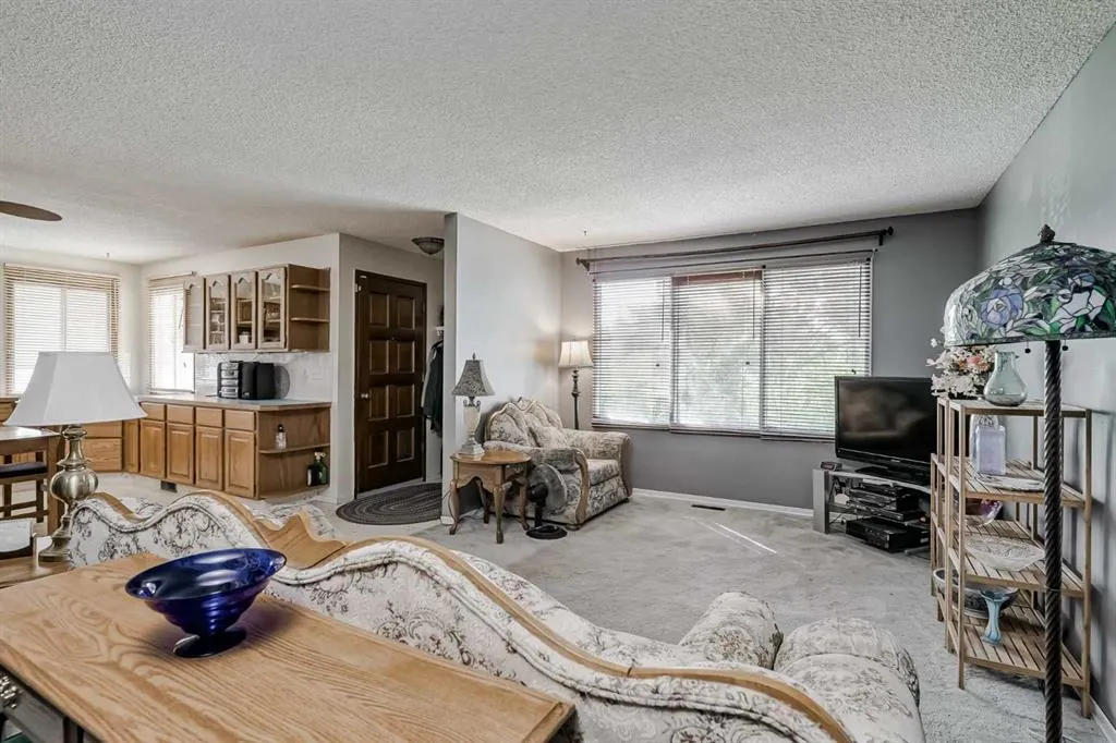 212 Doverview Crescent SE
