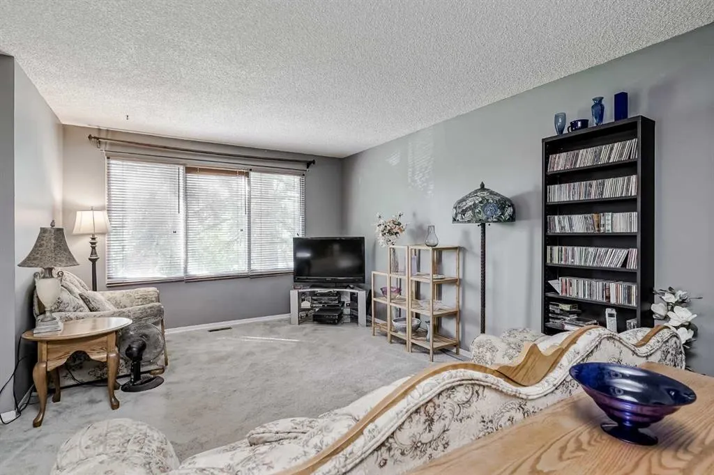 212 Doverview Crescent SE