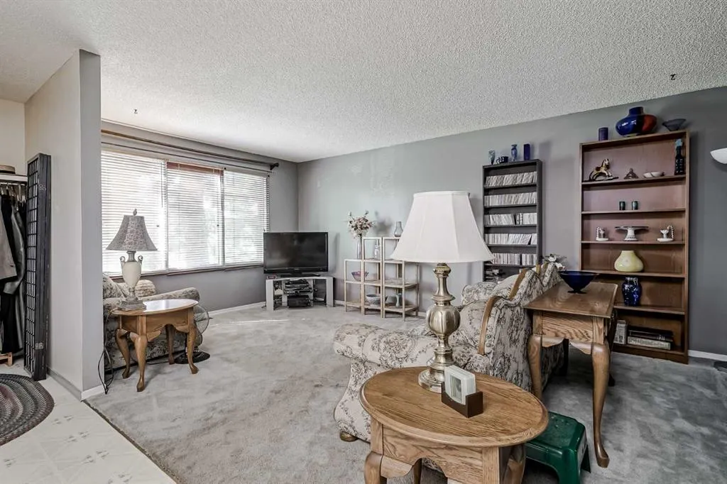 212 Doverview Crescent SE