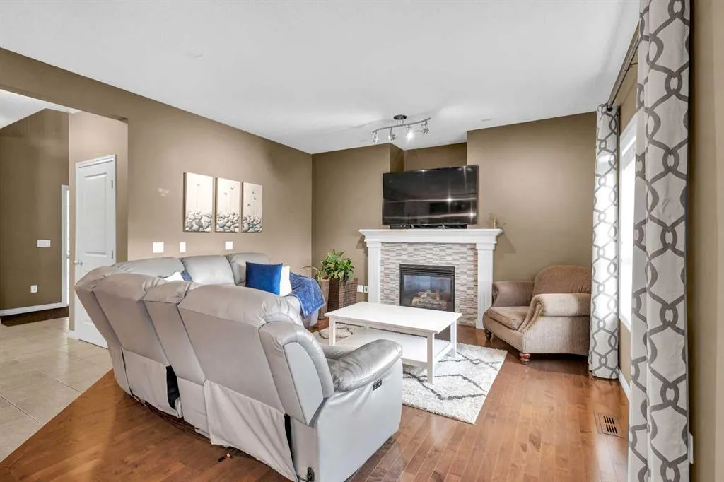 308 Prairie Springs Crescent SW