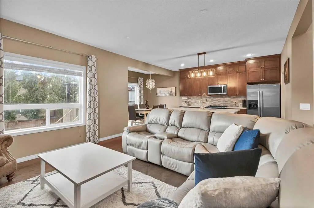 308 Prairie Springs Crescent SW