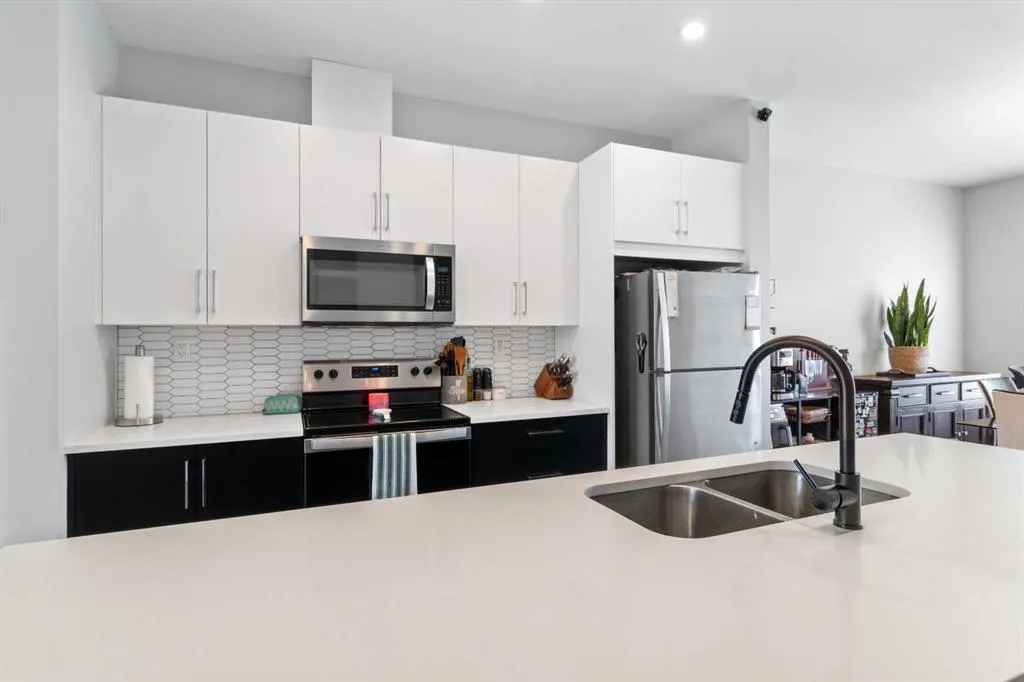 75 Ellington Crescent
