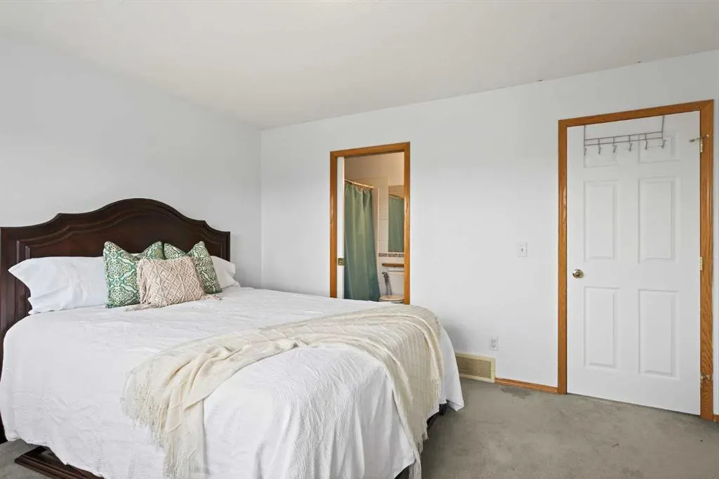 6 Martinvalley Court NE