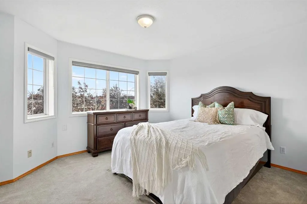 6 Martinvalley Court NE