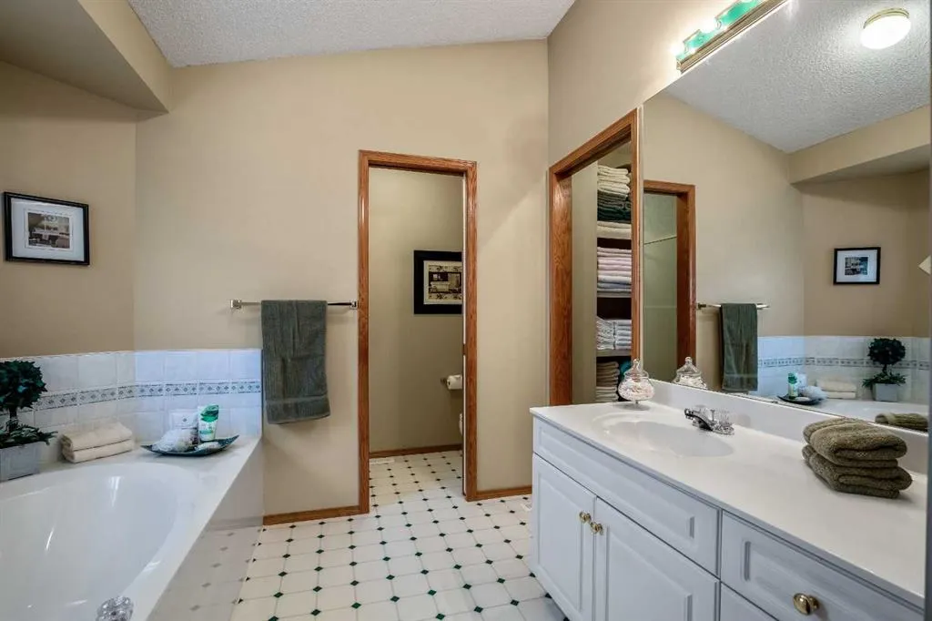 25 Country Hills Gate NW
