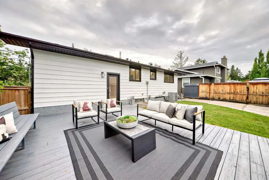 636 Cedarille Way SW