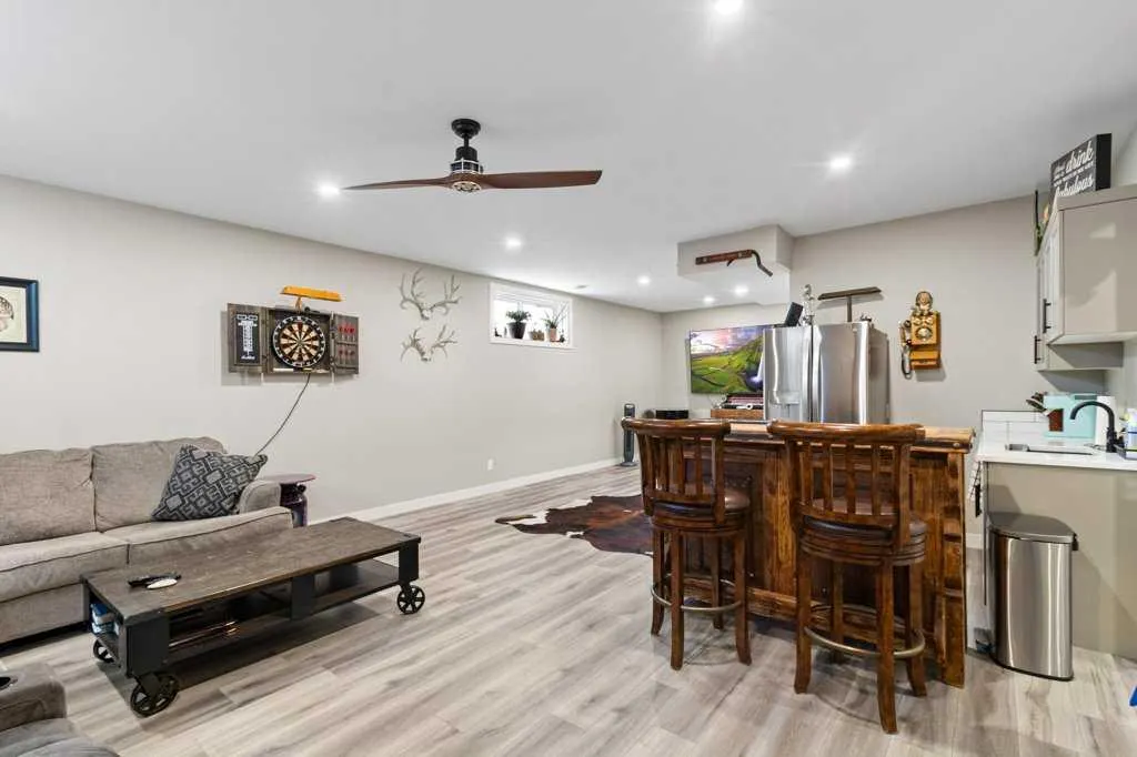 106 Hollman Close