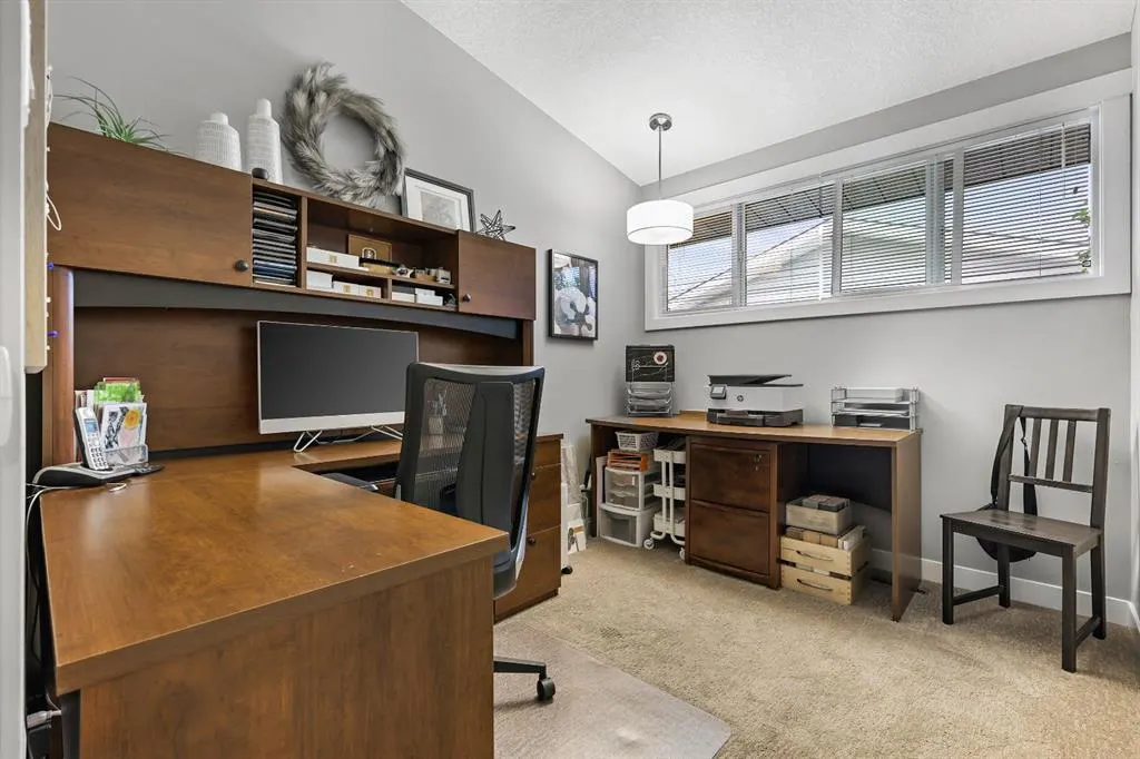 2608 Laurel Crescent SW