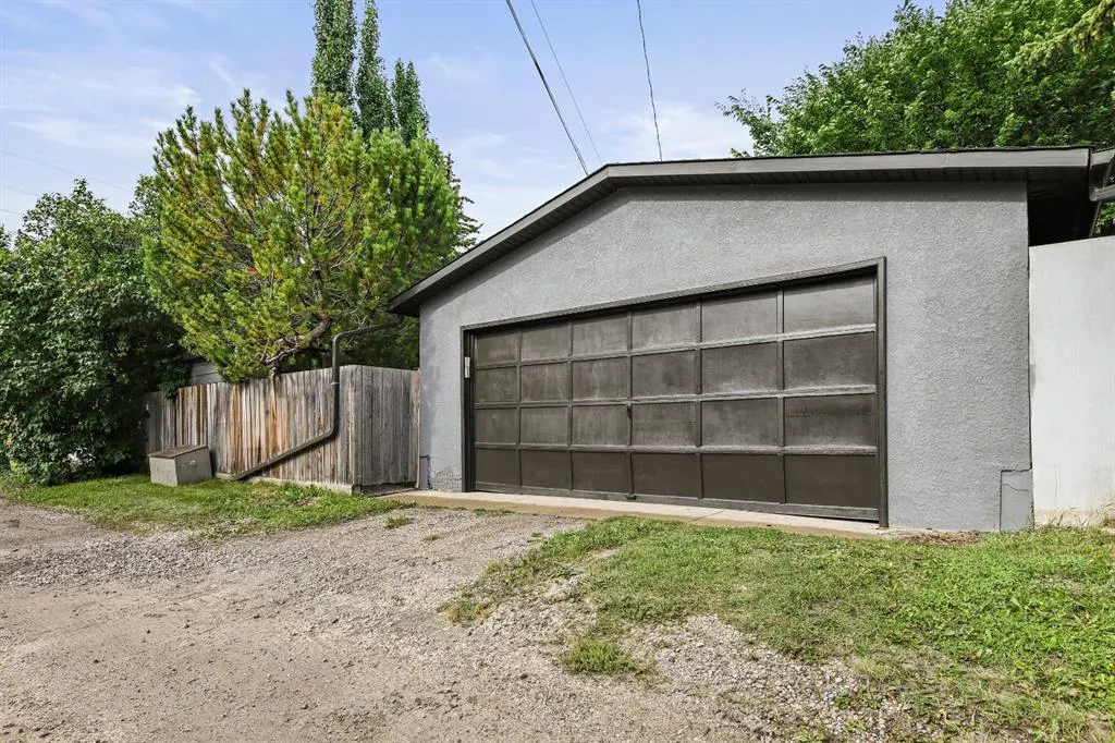 2608 Laurel Crescent SW