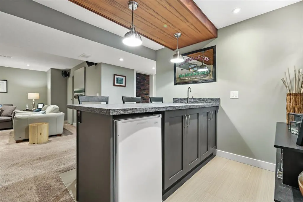 2608 Laurel Crescent SW