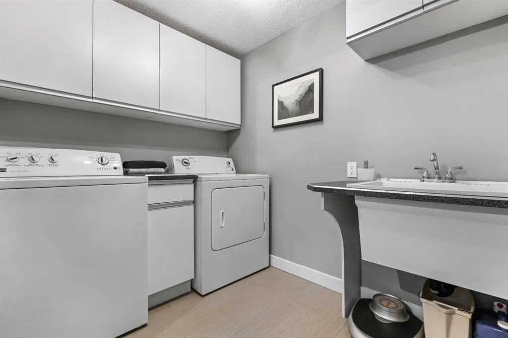 2608 Laurel Crescent SW