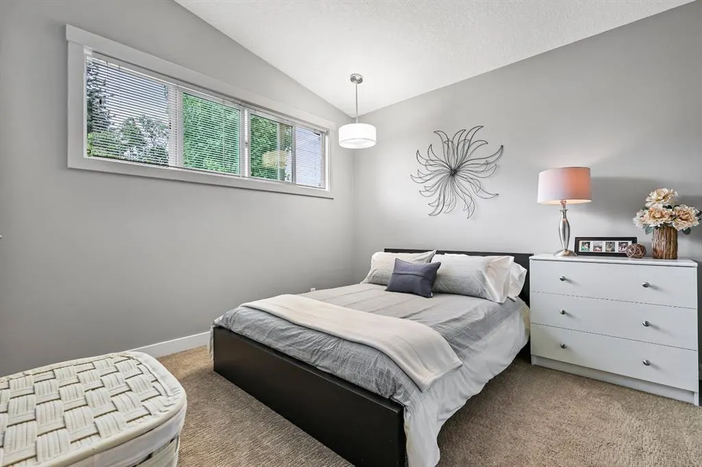 2608 Laurel Crescent SW