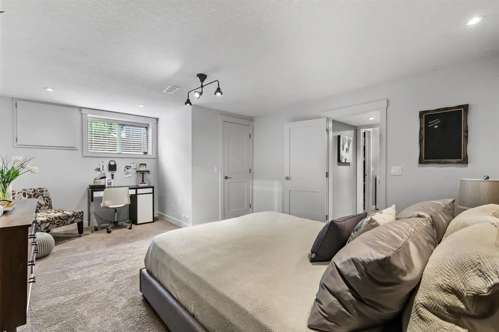 2608 Laurel Crescent SW
