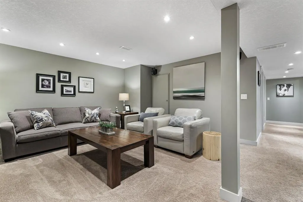 2608 Laurel Crescent SW