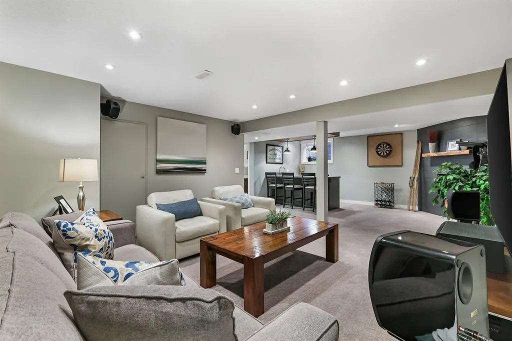 2608 Laurel Crescent SW