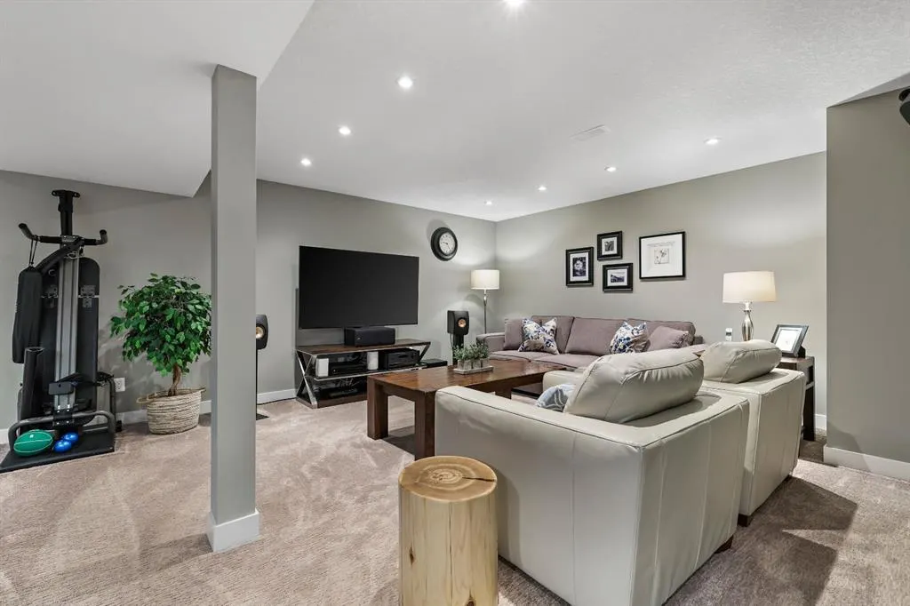 2608 Laurel Crescent SW