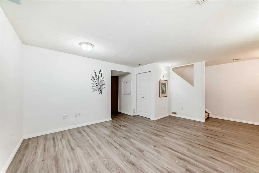 372 Arbour Grove Close NW
