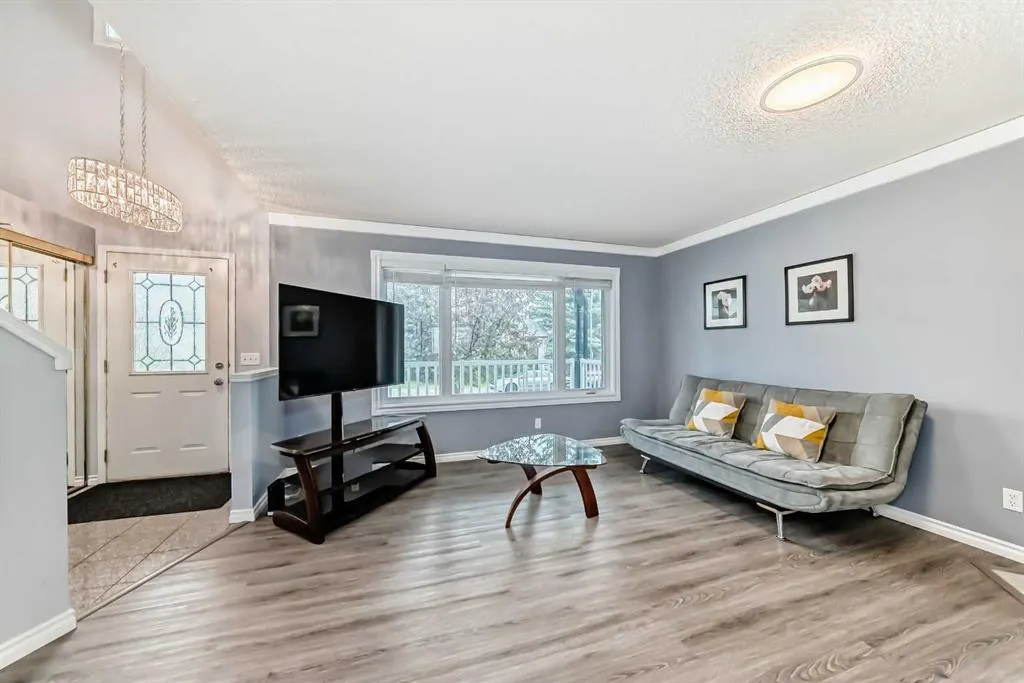 372 Arbour Grove Close NW