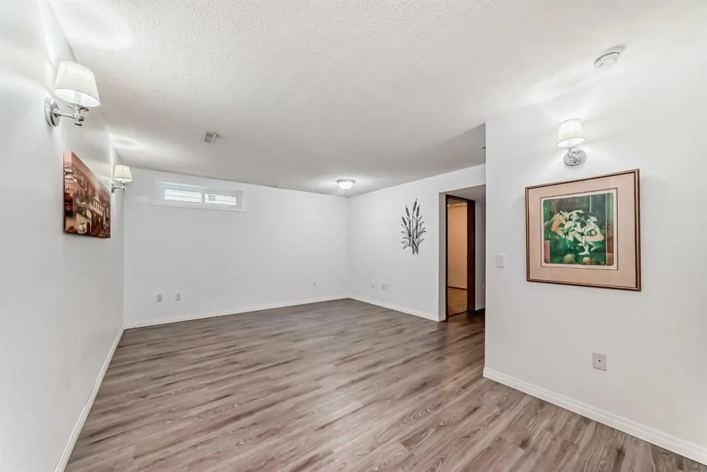 372 Arbour Grove Close NW