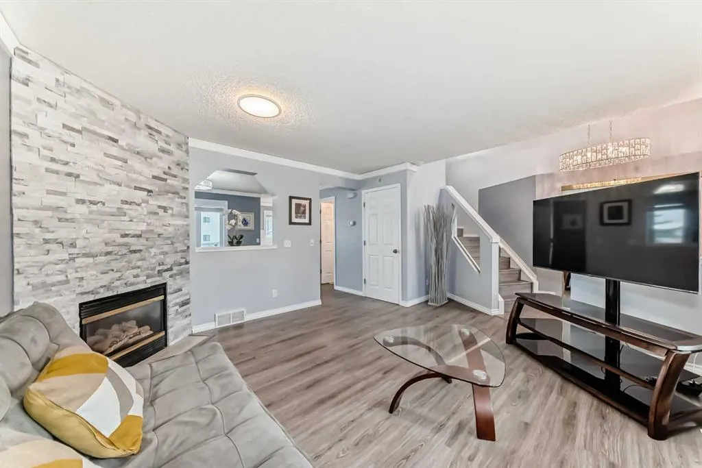 372 Arbour Grove Close NW