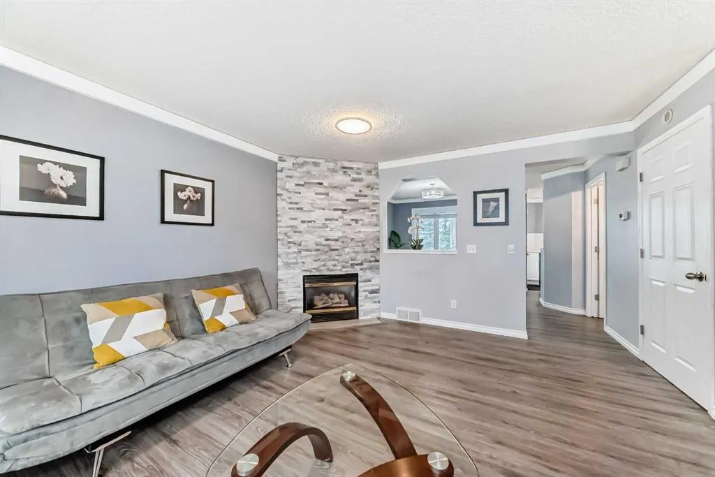 372 Arbour Grove Close NW
