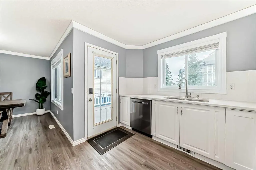 372 Arbour Grove Close NW