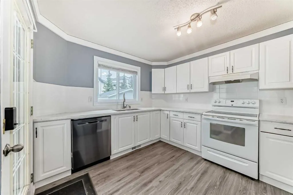 372 Arbour Grove Close NW