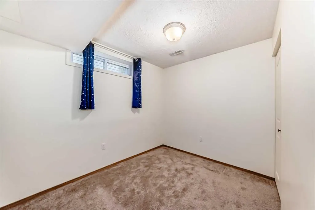 372 Arbour Grove Close NW