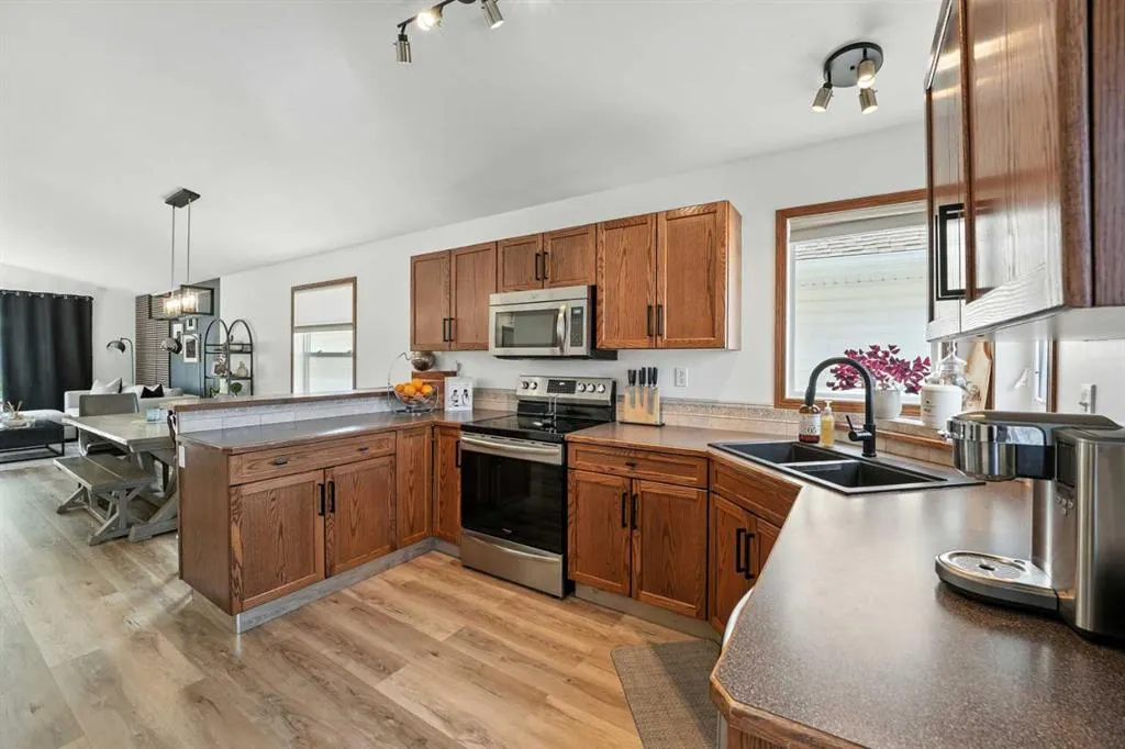 28 Lanterman Close