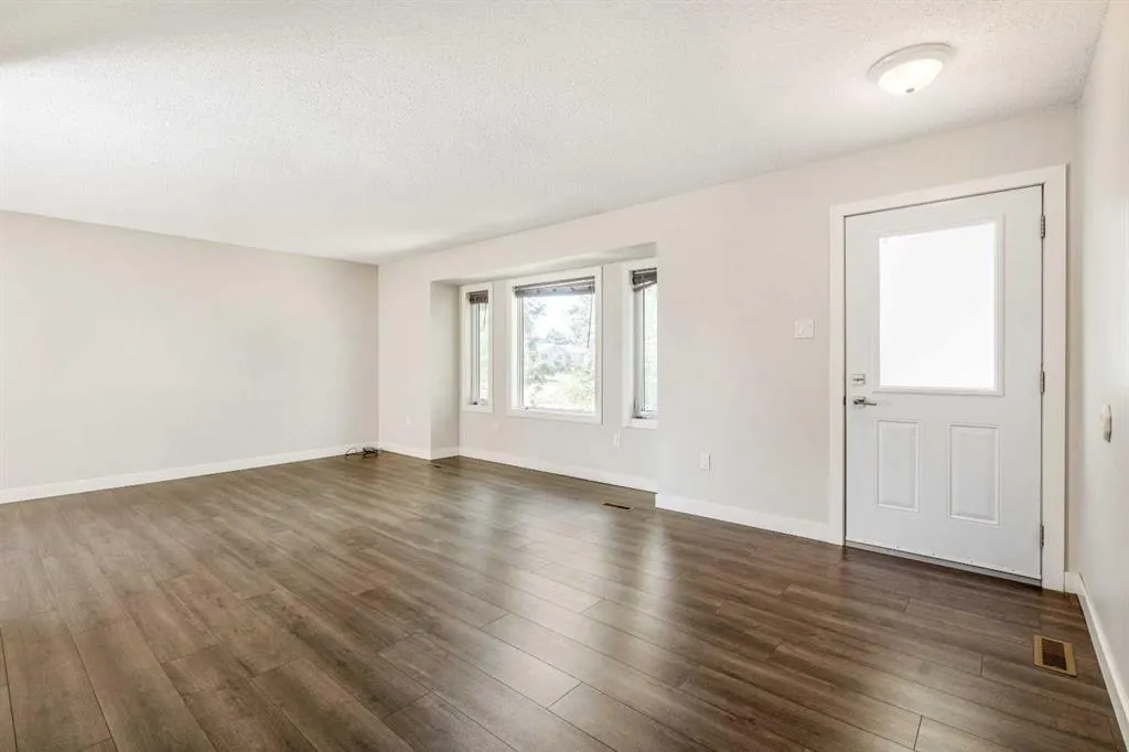 208 11 St N