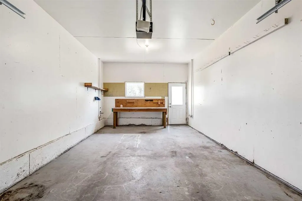 208 11 St N